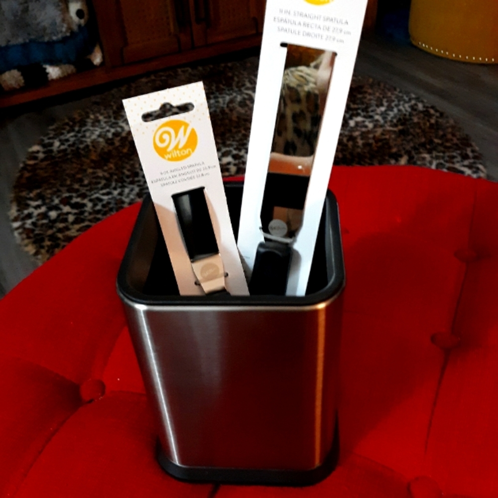 WILTON SPATULAS IN STORAGE CASE FOR UTENSILS
